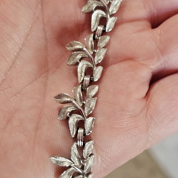 Vintage Trifari Silver-Tone Leaf Necklace 16 Inches Adjustable With Elegant Text - Picture 8 of 9